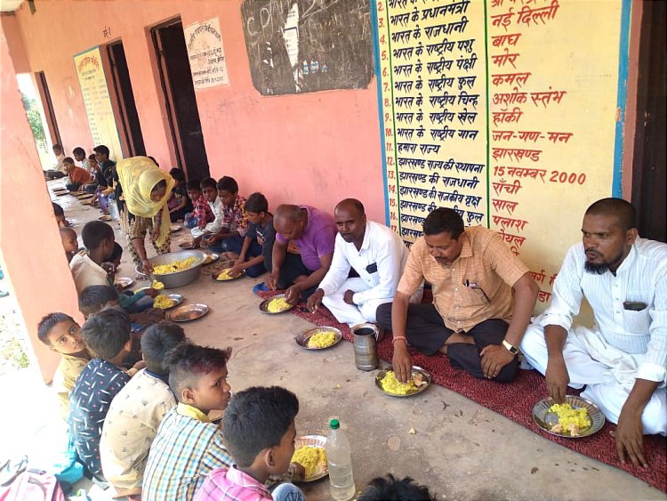 छतरपुर : मुखिया संघ अध्यक्ष ने चेगौना में स्कूल का निरीक्षण के दौरान बच्चों के साथ बैठकर खाया खाना